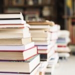 Freepik pila-de-libros-en-una-libreria